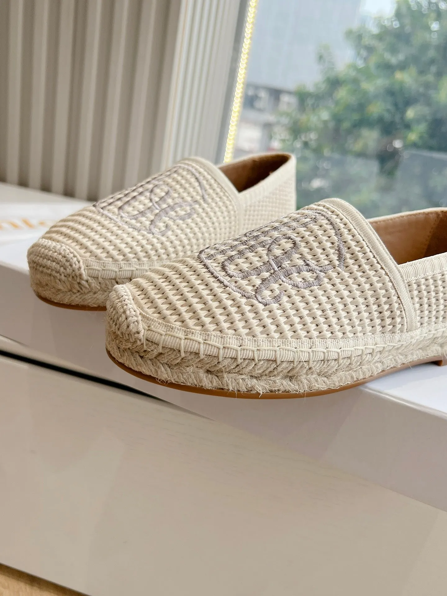 CHLOÉ WOVEN LOAFER IN BEIGE RAFFIA