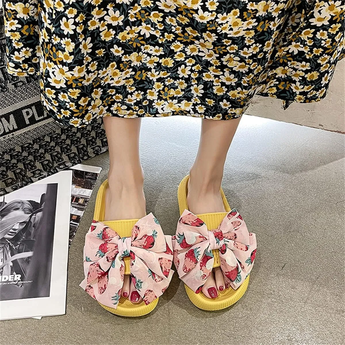Flower Cloud Sliders for Women Non-Slip Bath Slippers House Quick Drying Slides Pillow Slipper Open Toe Soft Sandals Pink Yellow White Black