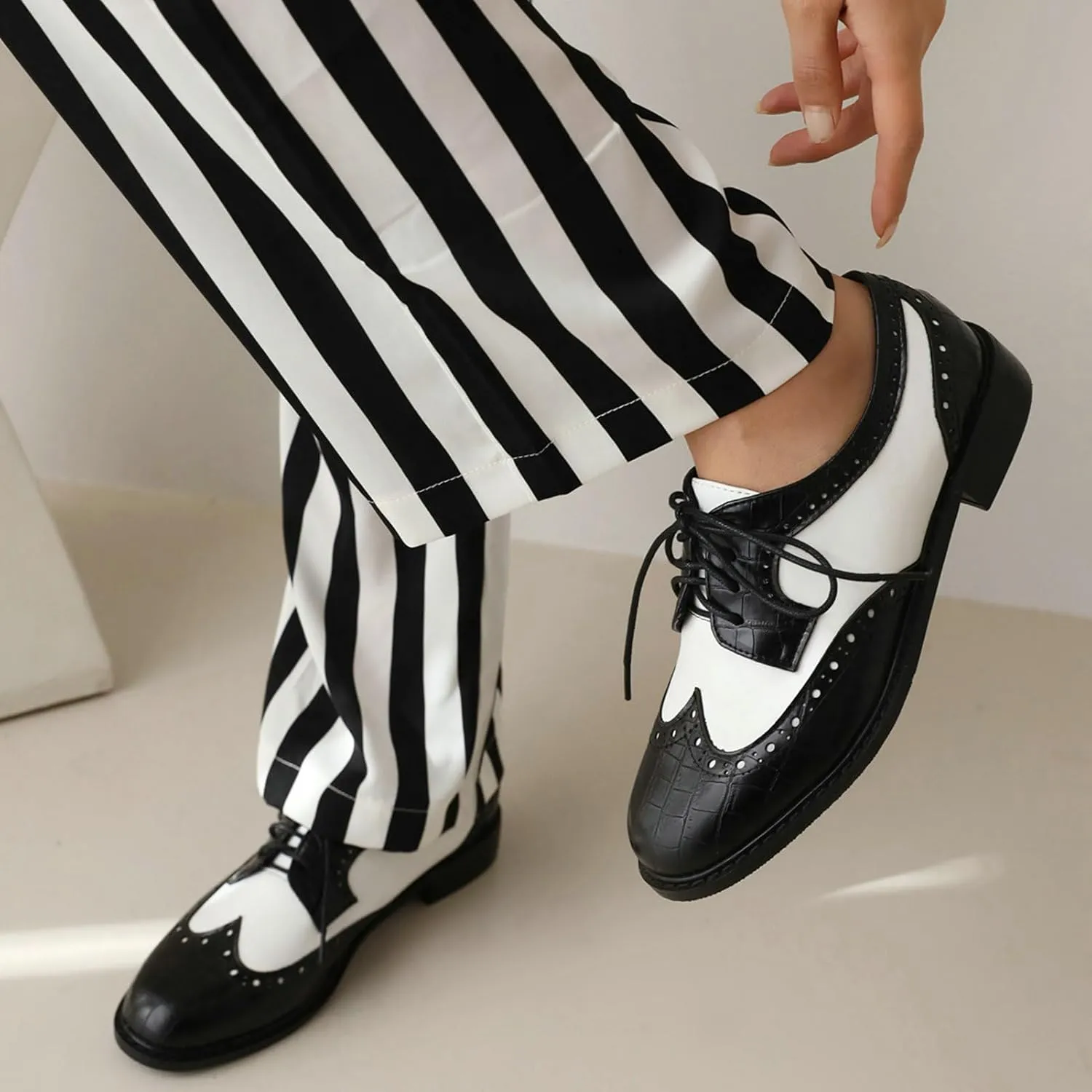 KysBloes Women Oxford Flats Lace Up Wingtip Brogue Shoes Low Heel Closed Toe Vintage Saddle Shoes