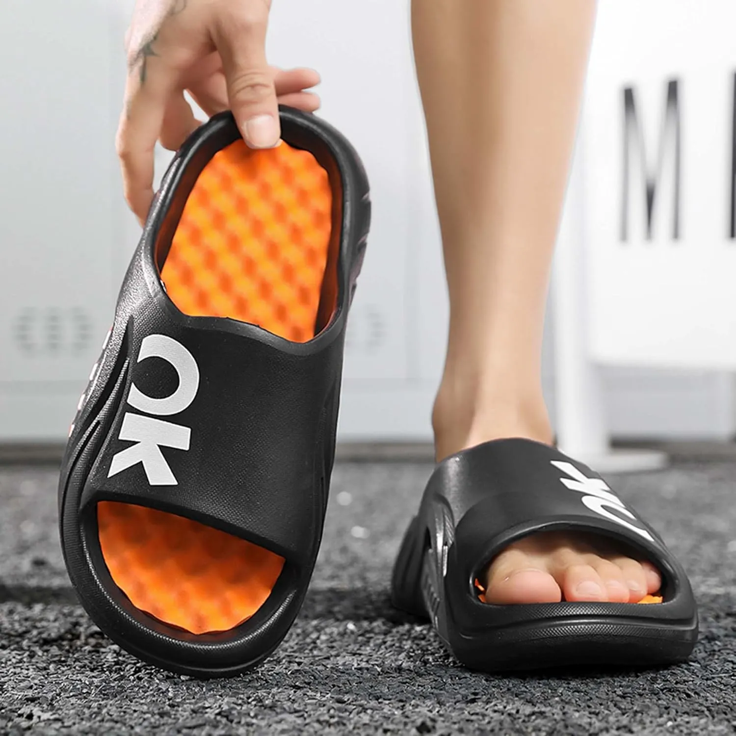 Men's non slip massage sole, casual one-piece drag, comfortable beach sandals, quick drying shower shoes